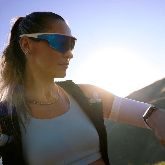 Oakley Vanguard Meta AI Glasses Gold
